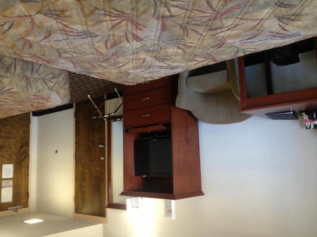 Ramada By Wyndham Yorkton Hotel Room photo