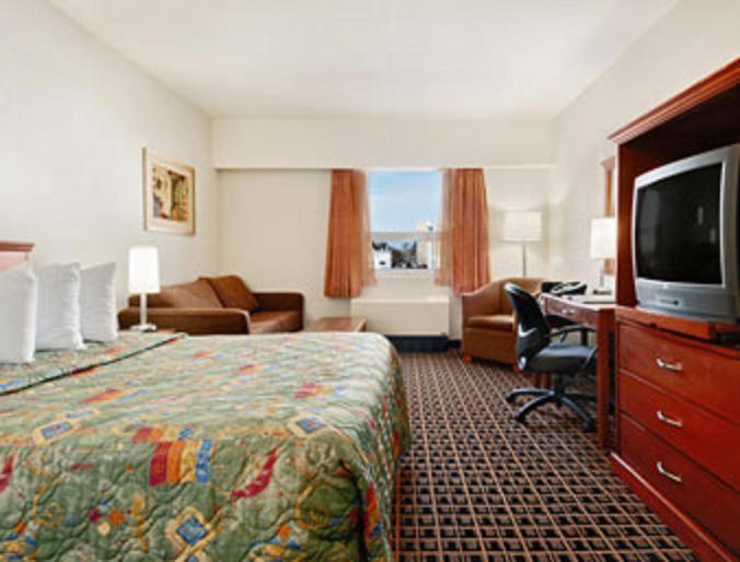 Ramada By Wyndham Yorkton Hotel Room photo